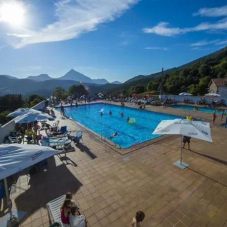 Guest house Uxarte -Alojamiento, Restaurante Y Piscinas