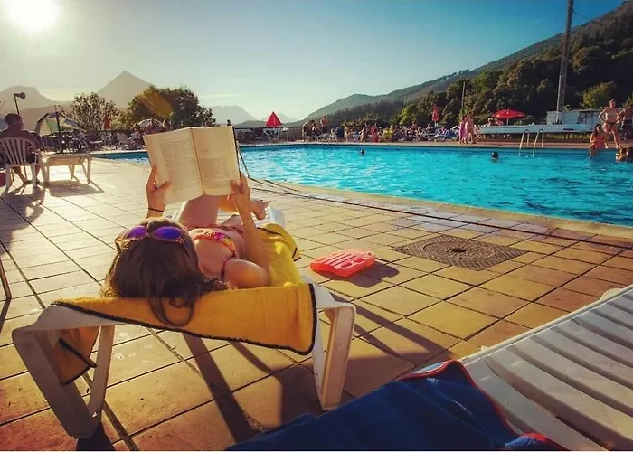 Guest house Uxarte -Alojamiento, Restaurante Y Piscinas