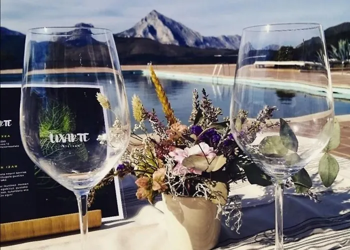 Guest house Uxarte -Alojamiento, Restaurante Y Piscinas